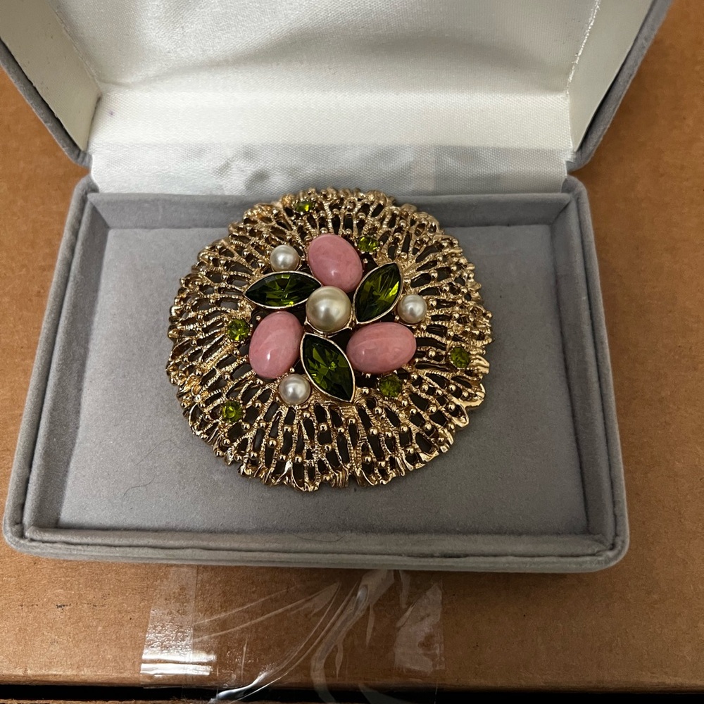 Elegant Gold and Pink Brooch with Green Accents by Sarah Coventry - Picture 9 of 12